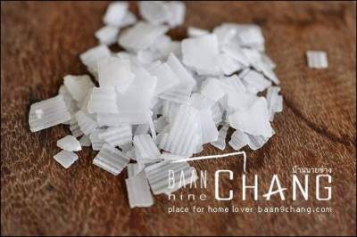 โซดาไฟ เป็นเกล็ดสีขาวขุ่น