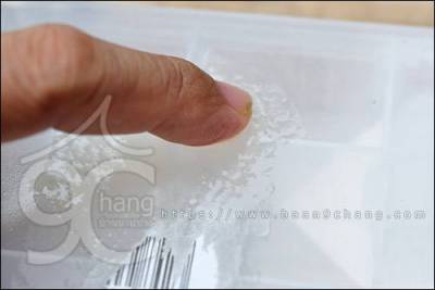 ฉีดลงไปบนพื้นที่สติ๊กเกอร์ ที่ต้องการทำความสะอาด