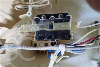 เปิดฝาหลังที่ฐานของพัดลม จะเห็นชุดดึงส่าย แบบนี้