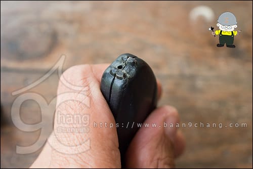 ส่องดูรูดอกสว่านที่เจาะไว้แล้ว แบบใกล้ๆ อีกนิดเจาะตรงกลางก็จริง แต่รูที่เจาะอยู่บนฝาหลังของตัวรีโมท