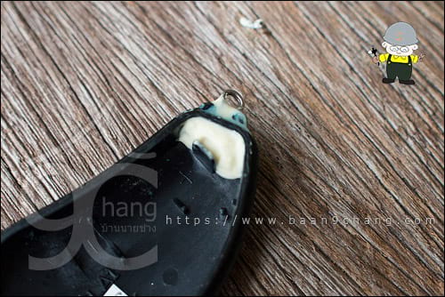 ใส่ลวดห่วงคล้อง ร้อยลงไปในรูที่เจาะไว้ ที่ตัวรีโมทเรียบร้อยแล้ว เสียดาย ภาพที่ถ่ายไว้ เสียหายหมด จึงต้องตัดภาพมาเป็นภาพสำเร็จแล้วแบบนี้