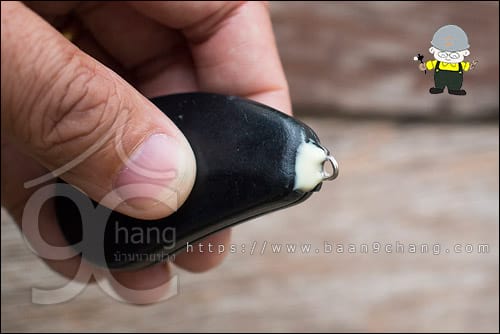 ภาพอีกมุมนึง เป็นภาพด้านหลังของตัวรีโมทคอนโทรลเปิดปิด ประตูรถยนต์