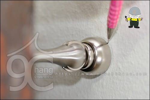 ใช้ดินสอ สร้างร่องรอยเอาไว้บนกำแพงเล็กน้อย