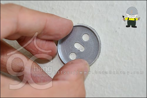 ทาบให้ตรงตำแหน่งบนกำแพง ที่สร้างรอยดินสอเอาไว้แล้ว