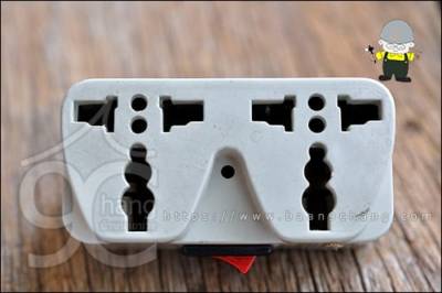 สองช่องเสียบ แบบ Universal ปลั๊กอะไรมา ก็เสียบได้หมด แต่อย่าลืม 220V เท่านั้นนะ