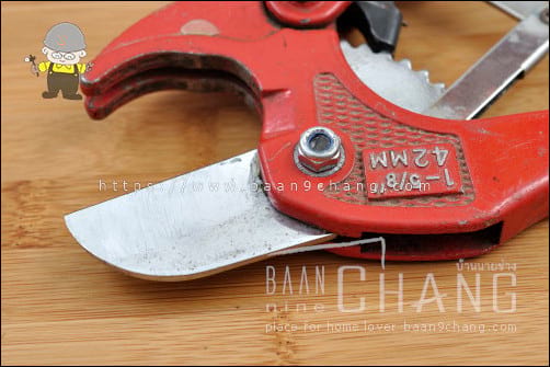 กรรไกรตัดท่อ PVC รุ่นเก่าๆ ใบมีดจะเป็นใบเรียบตรงแบบนี้