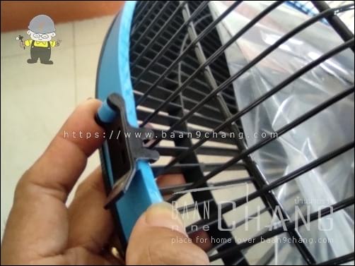 ด้านล่างมีตัวล็อคตะแกรง เหมือนกับพัดลมรุ่นเก่า