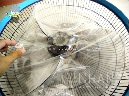 ใบพัดวางทับตะแกรงหลัง มีถุงพลาสติกห่อหุ้มอีกชั้นนึง