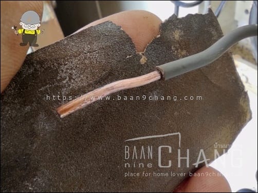 ใช้กระดาษทราย ขัดถู เอาคราบเขม่า ความสกปรกออกก่อน