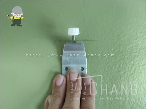 วางตำแหน่งให้ขอบด้านบนชนเส้น หรือต่ำกว่าเล็กน้อย