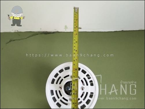 ติดตั้งเสร็จก็สอบระยะอีกครั้ง จากแกนพัดลมขึ้นไป 25 cm ไม่ชนเพดาน