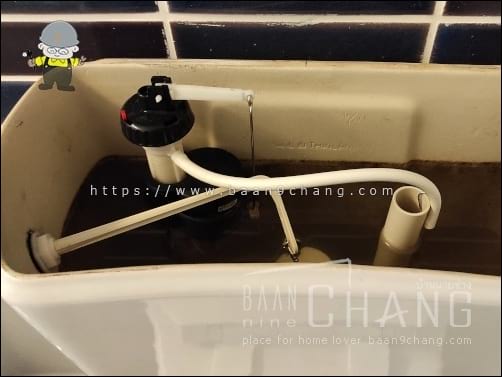 ถังพักน้ำชักโครก บ้านนี้ เก็บสายไว้ แต่ใช้เติมน้ำในชักโครก ไม่ปล่อยทิ้งลงคอห่าน