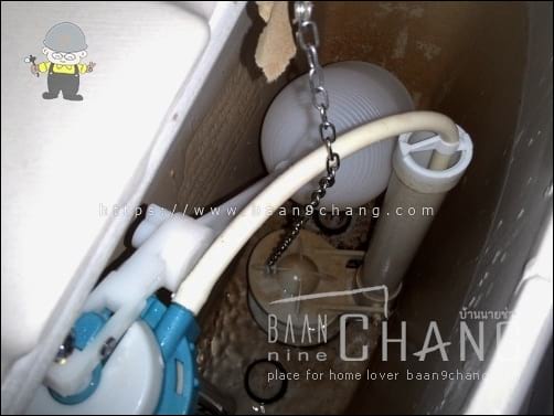 ถังพักน้ำชักโครก ของบ้านนี้ ต่อสายยางสีขาๆ ลงคอห่าน ผ่านทางท่อน้ำล้น ตามการออกแบบเป๊ะ