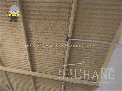 หลังกระเบื้องที่พ่นฉนวน PU โฟม ลงบนพื้นพิวโดยตรง แต่หลังคาเมทัลชีท ก็พ่นแบบเดียวกันได้
