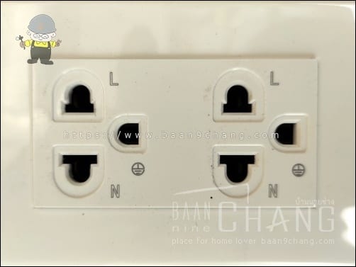 รูเสียบด้านล่างมีขนาดใหญ่กว่าขาบน กำกับด้วย N หรือ Neutral