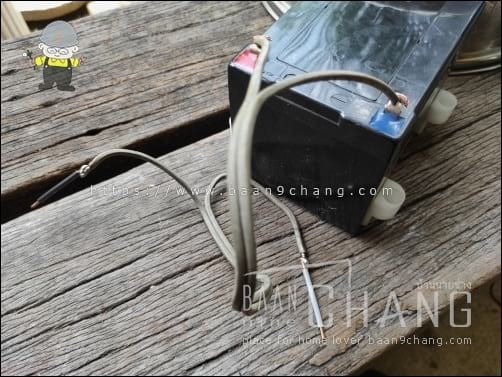 แบตเตอรี่ขนาด 12V ต่อสายไฟไว้ พร้อมกับสายทองแดงแข็ง ใช้เชื่อมจุด