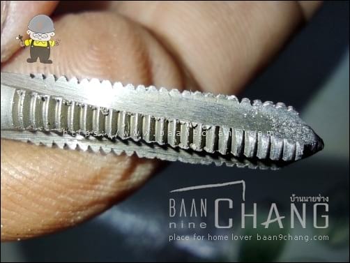 เศษโลหะในร่องเกลียว สาเหตุที่ดูด้านข้าง แล้วเห็นว่า ร่องเกลียวลึกไม่สม่ำเสมอ
