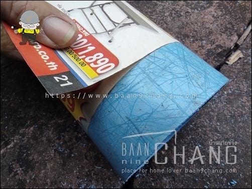 นำกระดาษโฆษณา มาพันทับรอบท่อ ให้ขอบกระดาษ ทับกันให้มากที่สุด