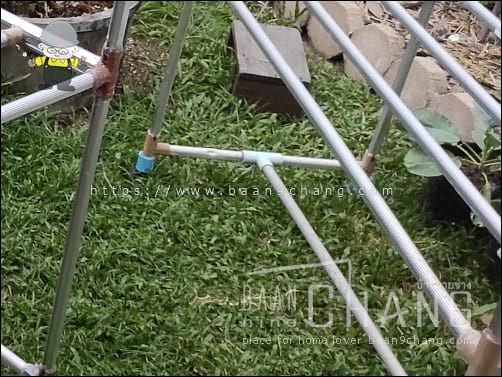 แก้ไขราวตากผ้า ใช้ท่อ PVC สามทาง ผ่าข้าง ครอบบนคานขวางอลูมิเนียม และเชื่อมสองฝั่งด้วยท่ออลูมิเนียมกลม
