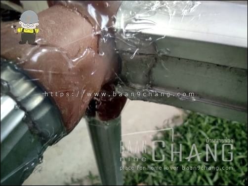 ทั้งด้านนอก ด้านใน ของราวตากผ้า เชื่อมเอาไว้ด้วยกาวแท่ง กาวร้อน จากปืนยิงกาวไฟฟ้า ดูไม่โปร ดูไม่สวย แต่ใช้งานได้