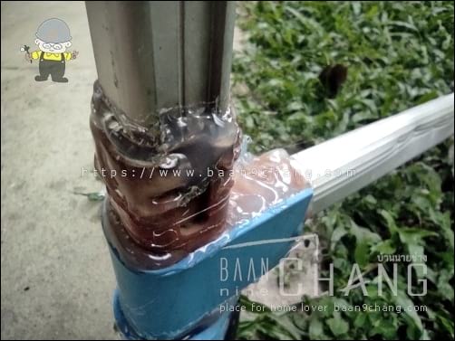 ยิงด้วยกาวร้อน กาวจากปืนยิงกาวไฟฟ้า ให้รอบข้อต่อ แข็งแรงกว่าเดิมอีก เพราะเนื้อกาวมีความยืดหยุ่น แบบนี้ถ้าหลุดอีกก็ให้รู้ไป