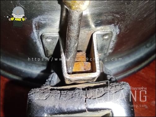 ปลายไขควง สัมผัสกับขอบของตัวยึดด้ามจับ เกือบเต็มหน้าไขควง แบบนี้น็อตไม่หมุนตามแน่