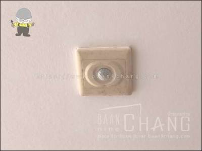 ซูมเข้ามาดูใกล้ๆ บนเพดานห้องน้ำ มันคือ PIR motion sensor ตรวจจับความเคลื่อนไหว แล้วมีไว้ทำอะไร?