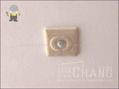 ซูมเข้ามาดูใกล้ๆ บนเพดานห้องน้ำ มันคือ PIR motion sensor ตรวจจับความเคลื่อนไหว แล้วมีไว้ทำอะไร?