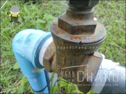 ประตูน้ำขึ้นสนิมเหล็กชัดเจน สีแบบนี้ไม่ใช่สนิมทองเหลืองแน่นอน