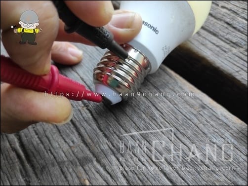 ปลายสายวัด จิ้มไปที่ก้นหลอด และเกลียวหลอดไฟ LED สลับสาย สลับสี ก็ไม่มีผลต่อการวัดนี้