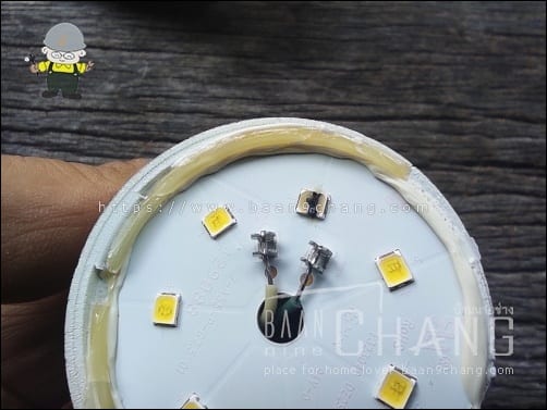 นำหลอดไฟ LED ที่เสียหาย และตรวจเช็คแล้ว มาแกะดู เห็นชัดเจนว่าชิปหลอดไฟ เสียหายไป 1 ชิ้น ดำขนาดนี้ ไม่ต้องวัดทดสอบซ้ำเลย