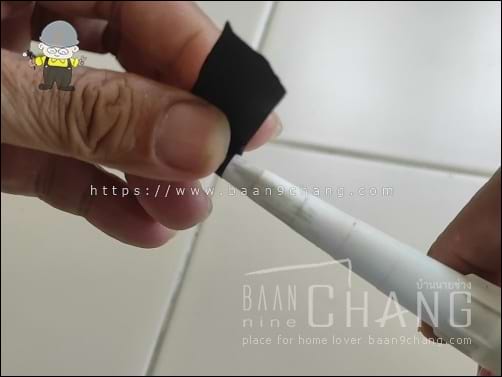 ใช้เทปพันสายไฟ พันปลายหลอดฉีด โดยดึงเทปให้ยืดเล็กน้อย พันให้แน่น