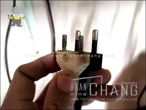 ปลั๊กเสียบ ที่เป็นสองขา จะมีช่วงของฉนวน กว้างกว่าเต้าเสียบโบราณ อย่างในภาพ