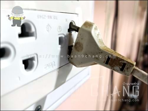 เต้ารับใหม่ๆ หน้าสัมผัสโลหะ จะอยู่ลึก ช่วยลดโอกาส ความผิดพลาด ที่นิ้วเราจะสัมผัสถูกเนื้อโลหะนำไฟฟ้าที่อยู่ภายใน แต่ปลั๊กโบราณแบบนี้ ใช้งานไม่ได้