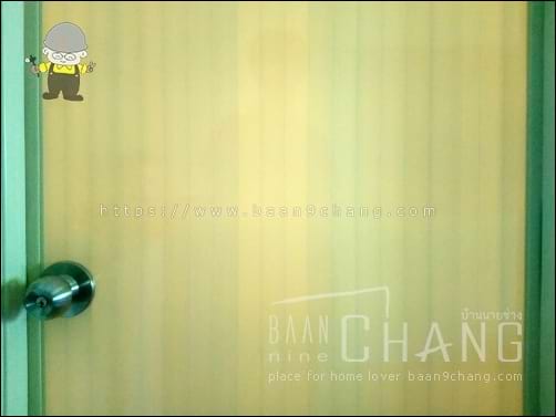 ประตูห้องน้ำ ประตู PVC บานนี้ บางจนเกือบจะโปร่งแสง นับเส้น PVC ภายในได้ครบทุกเส้น บางขนาดนี้ ใช้งานไม่ทนแน่นอน