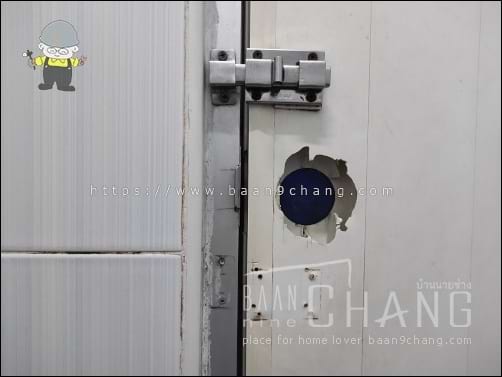 ถ้ากำลังทุกข์หนักอยู่ภายในห้องน้ำนี้ แล้วมีคนทุกข์หนักอีกคน พยายามผลักประตูเต็มแรง เพราะคิดว่าไม่มีคนอยู่ แล้วกลอนจะหลุดไหมนะ
