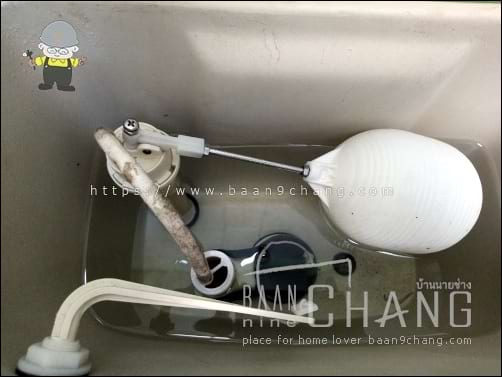 ปรับความสูงของระดับน้ำ ในหม้อน้ำชักโครกได้ง่ายๆ ตามต้องการ รุ่นนี้ หน้าตาแบบนี้ ปรับที่กระเดื่องกดวาล์ว