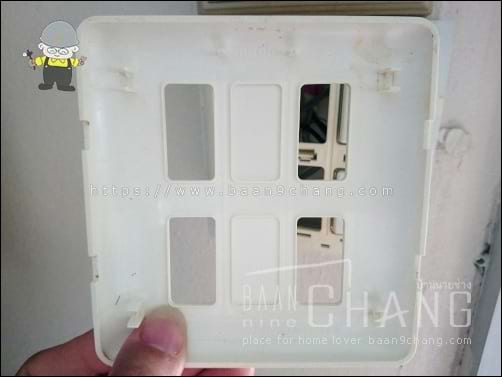 ถอดหน้ากากปลั๊กไฟออกมาก่อน ด้านหลังมีร่องบอกตำแหน่งเอาไว้ให้เรียบร้อยแล้ว
