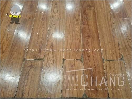 ปัญหาเกิดที่บริเวณรอยต่อของแผ่นก่อน เพราะการเช็ดถูพื้น ทำให้บริเวณรอยต่อมีความชื้นสูง มันจะบวมๆ เล็กน้อย สายตาอาจจะแยกไม่ออก เมื่อเหยีบย้ำ จึงเกิดการขัดถูกับส่วนที่บวมนั้นจนพื้นผิวสึกกร่อนอย่างที่เห็น