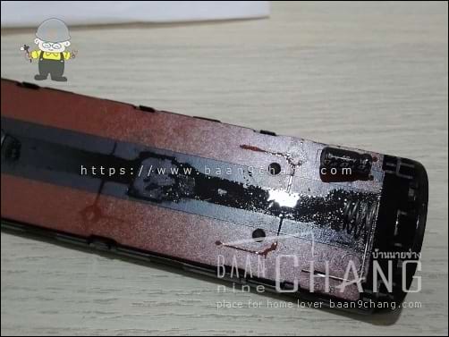 แกะกรอบรีโมทออกแล้ว มีน้ำสารเคมีเกาะขนาดนี้ จะไหวไหมหนอ