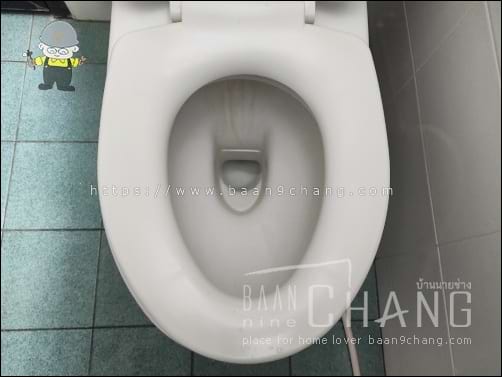 สุขภัณฑ์ประเภทประหยัดน้ำบางรุ่น จะเป็นหลุมน้ำเล็กๆ แบบนี้ ระดับน้ำก็จะอยู่ต่ำ ข้อดีคือประหยัดน้ำมาก แต่ข้อเสียก็มีมากเช่นกัน อยู่ที่เราเลือก