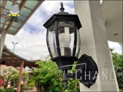 โคมไฟภายนอก กับคำเตือนที่ไม่ควรมองข้าม สติกเกอร์ที่ติดเอาไว้ สร้างข้อสงสัยว่าเขียนอะไรเอาไว้ ทำไมช่างผู้ติดตั้งไม่แกะทิ้งไป
