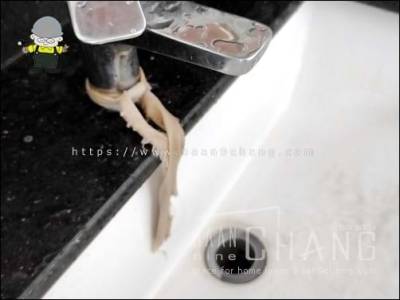 ผ้าผูกคอก๊อกน้ำ เพื่อทำกาลักน้ำ ให้น้ำที่เจิ่งนองรอบๆ อ่างล้างมือ ตรงคอก๊อกน้ำ ไหลลงมาในอ่างล้างมือ แบบไม่ต้องออกแรงปาดน้ำเหมือนกับปั๊มน้ำมันอีกหลายแห่ง