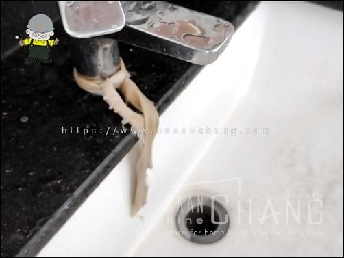 ผ้าผูกคอก๊อกน้ำ เพื่อทำกาลักน้ำ ให้น้ำที่เจิ่งนองรอบๆ อ่างล้างมือ ตรงคอก๊อกน้ำ ไหลลงมาในอ่างล้างมือ แบบไม่ต้องออกแรงปาดน้ำเหมือนกับปั๊มน้ำมันอีกหลายแห่ง