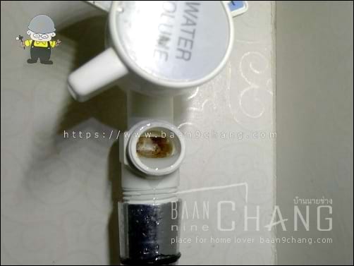 ช่องเสียบหลอดฟิลเตอร์ ตัวกรองน้ำ จะเป็นช่องเล็กๆ แบบนี้ ซึ่งแต่ละยี่ห้อ อาจจะไม่เหมือนกัน ในช่องนี้จะเห็นสิ่งสกปรกตกค้าสงอยู่เยอะเชียว