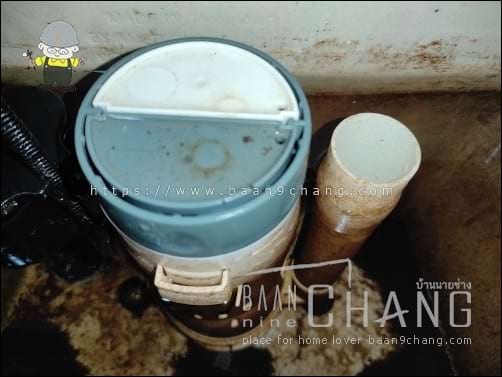 ชุดน้ำออกหม้อน้ำชักโครก แบบมีปุ่มให้กดด้านบน ก็มีท่อน้ำล้น เช่นกัน เพื่อระบายน้ำออกจากหม้อน้ำชักโครก กรณีชุดน้ำเข้าหม้อน้ำ มีปัญหาน้ำไหลไม่หยุด