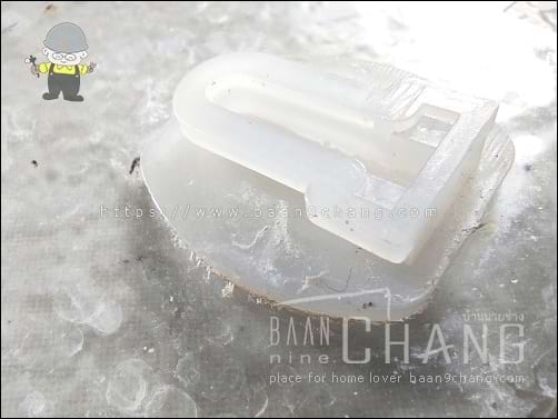 พื้นที่ของเนื้อกาวระหว่างตะขอแขวน กับแผ่นพลาสติก ถือว่าน้อยมาก เมื่อเทียบกับพื้นที่ของเทปกาวที่อยู่ด้านหลัง เต็มแผ่นของแผ่นพลาสติกใสรูปหมีชิ้นนี้