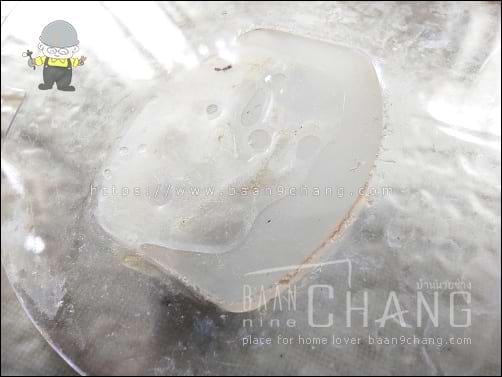 ตัวตะขอแขวน ถูกยึดติดกับแผ่นพลาสติกใส ด้วยกาว แถมยังทาไม่เต็มพื้นที่อีกต่างหาก