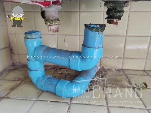 ท่อน้ำทิ้ง อ่างล้างจานของเดิม ที่ช่างทำเอาไว้ เป็นท่อ PVC สีฟ้าทั้งหมด แต่ไม่เหมาะกับการใช้งาน ของบ้านหลังนี้