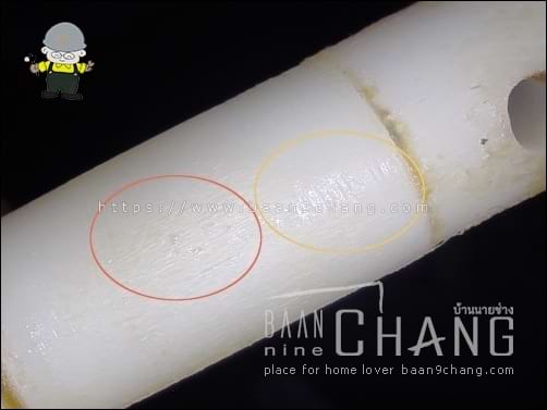 แกนเฟืองส่ายพัดลม วงกลมสีเหลือง คือบริเวณที่สึกกร่อน วงกลมสีแดง คือพื้นผิวเดิม จะมีรอยยาวตามแนวแกน